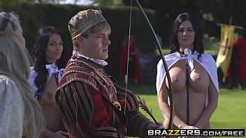 play Ein König Anal fickt zwei Brünette, die sehr gut aussehen