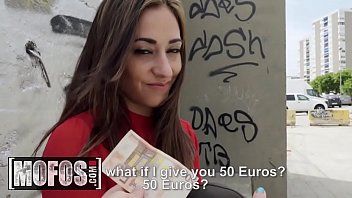 play Ella necesita dinero y él necesita coño