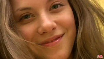 play Die Blondine macht Streptease und hat dann tiefen Sex mit ihrem Chef