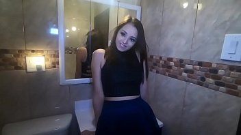 play Seksowna brunetka ssie i uprawia seks z mężczyznami, którzy mówią do niej miłe słowa