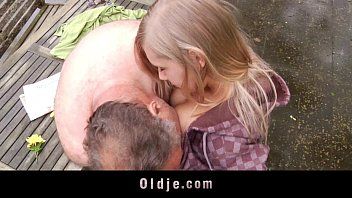 play Filmes xnxx romenos com um velho fazendo sexo com a sobrinha na natureza
