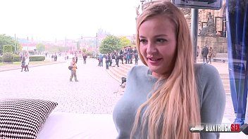 play A loira de seios fartos quer fazer sexo o máximo possível