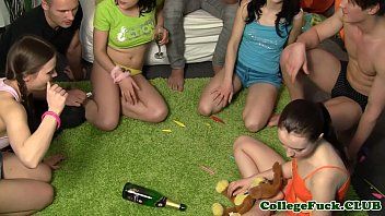 play Orgías sexuales en el dormitorio tienen sexo cuando juegan un juego de castigo