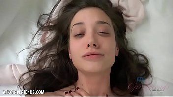 play Película xxx con una adolescente que se excita demasiado