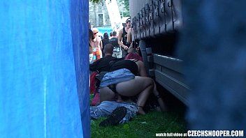play Xnxx con el hombre chupándose la polla mientras repara la camioneta