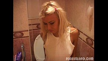 play La brune entre dans le sexe xnxx et fait une pipe à son amant