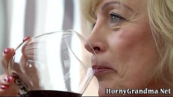 play Xnxx video مع شاب يمارس الجنس مع امرأة عجوز في كس