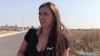 play Pussy Hündin mit Geld bestochen, um Sex auf dem Feld zu haben