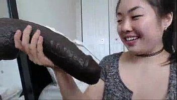 play La giapponese fa uno xnxx dal vivo quando ci mette dentro un grosso cazzo di gomma