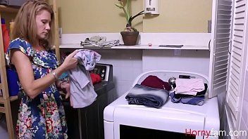 play Si lecca la figa molto piacevolmente e dolcemente