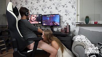 play El se joaca pe pc si tarfulita ii face muie