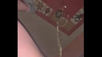 play Lola nud la piscina si futai cu gradinaru