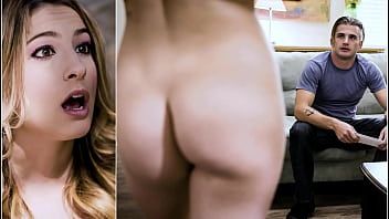 play A la mitad del día, puedes encontrarte en público con una joven desnuda que te pide que la folles.