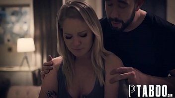 play Ella es la única en casa y quiere mostrar su hermoso trasero en video chat y más.