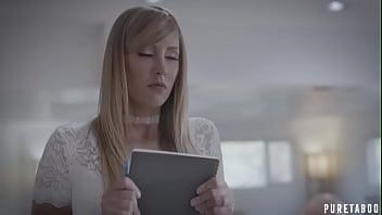 play Die Blondine mit den kleinen Brüsten möchte ihren Partner überraschen und wartet im Hemd auf ihn