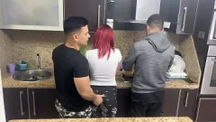 play Marido corno pega amigo fodendo a bunda grande de sua esposa latina MILF na cozinha