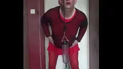 play Sissy Crossdresser bisessuale ingoia docce dorate in un video amatoriale