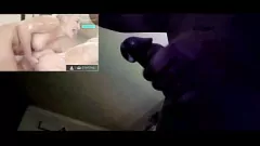play Behaarter Amateur streichelt seinen großen Schwanz, während er sich die lesbische Nuru-Massage ansieht