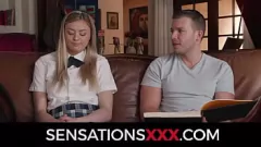 play La estrella porno rubia adolescente Amber Moore se folla a su tutor cachondo
