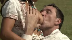 play Brunette MILF schreeuwt van plezier tijdens anaal neuken in de buitenlucht