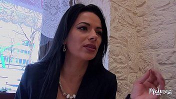 امرأة مثيرة يعطي اللسان مثل الوسواس