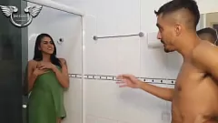 play Pillé a mis colegas republicanos duchándose: latina amateur, mamada y conversación sucia