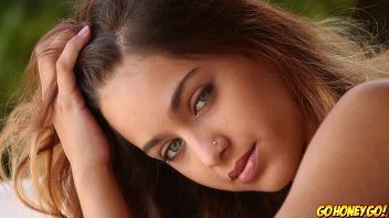 play لديها كسس مبتلة جدًا ولا تعرف ماذا تفعل بها