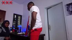 play Ebonia cu fund mare în hijab devine sălbatic în birou - trebuie să urmărești!