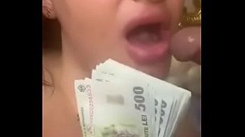 play Una mora rumena fa un bel pompino all'uomo dotato