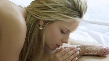 play Scopa con una bionda morta dopo il cazzo che succhia e lecca le palle