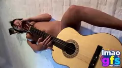 play Brunette babe Paul geniet van gitaar en lingerie