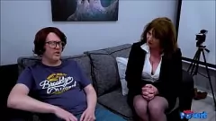 play Il pompino esplicito di Milf Lady Ava e la figa leccati POV