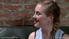 play L'adolescente legata e imbavagliata Mattie Borders riceve una violenta inculata dal suo terapista dominante Tommy Pistol in questa scena di bondage hardcore