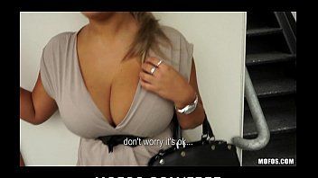 play Eine blonde Schlampe, die mit Geld bestochen wurde, um Sex zu haben